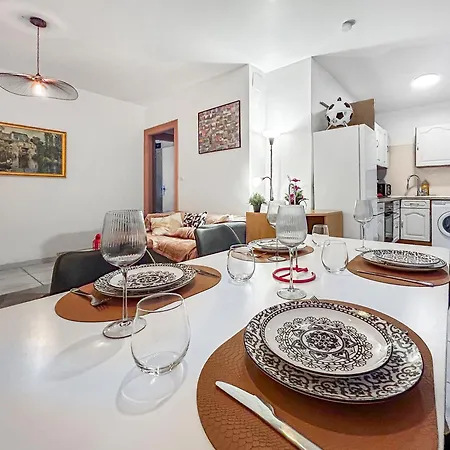 Moderne Et Spacieux Avec Tv Et Cuisine Equipee Appartement