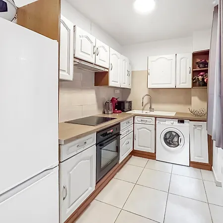 Moderne Et Spacieux Avec Tv Et Cuisine Equipee Apartman *